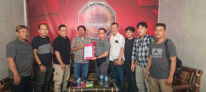 SERAHKAN: Ketua Forwakum Sumut, Aris Rinaldi Nasution menyerahkan SK pengurus Forwakum Sergai periode 2025-2028 di Medan, Selasa (27/6/2025).