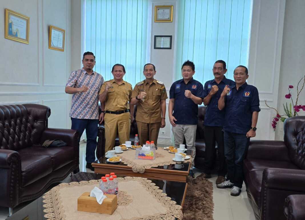 SILATURAHMI: KONI Kota Tebingtinggi dipimpin Ketua KONI Anton melakukan silaturahmi dengan Wali Kota Tebingtinggi Iman Irdian Saragih. ISTIMEWA/SUMUT POS