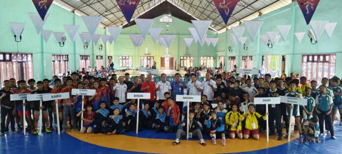Kadispora Kota Medan Tengku Chairuniza dan Ketua Umum KONI Kota Medan Aswindy Fachrizal SE serta lainnya bersama peserta Kejuaraan Gulat Pelajar Piala Wali Kota Medan di GOR Advent, Jalan Air Bersih, Selasa (17/6). (Dok Pribadi)