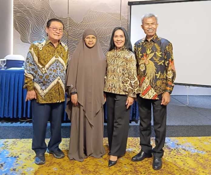 FOTO BERSAMA: Dari kiri ke kanan, Direktur PT PGLI ir Hendry, Direktur Linda Sari, Wakil Presiden Direktur Animan Hutapea, Presiden Komisaris Nelson Sihotang, foto bersama di sela-sela kegiatan Public Expose PGL, Senin (30/6/2025).