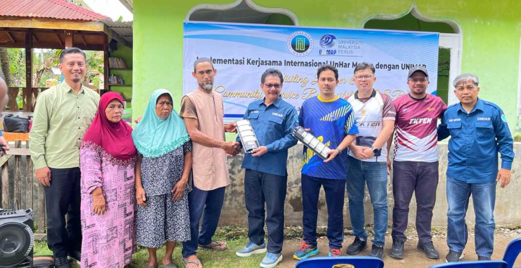 Rektor Universitas Harapan Medan Prof Drs Sriadhi ST MPd MKom PhD menyerahkan CSR kepada masyarakat di Desa Mekar Jaya, Langkat.