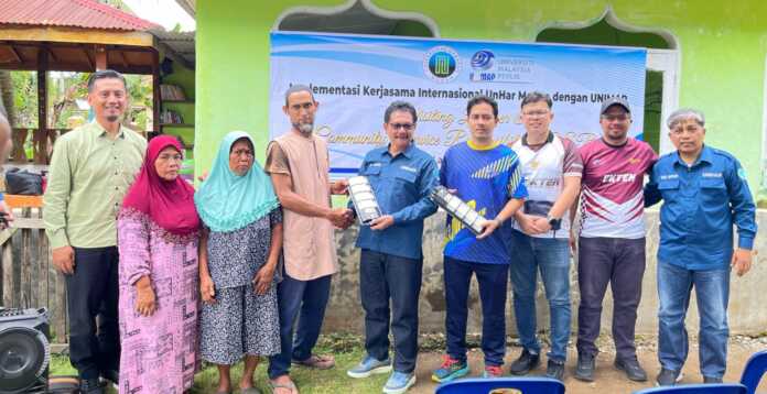 Rektor Universitas Harapan Medan Prof Drs Sriadhi ST MPd MKom PhD menyerahkan CSR kepada masyarakat di Desa Mekar Jaya, Langkat.