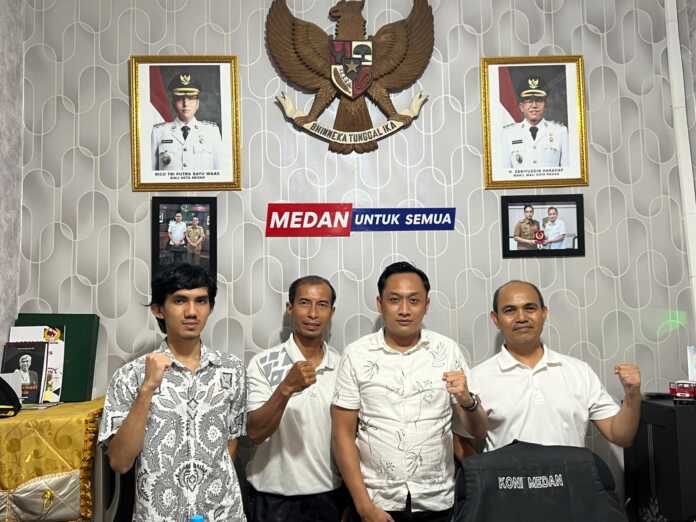 BERSAMA: Ketua Umum KONI Medan Aswindy Fachrizal bersama pengurus Perkemi Kota Medan di ruang kerjanya, Rabu (25/6/2025). (Dok KONI Medan)