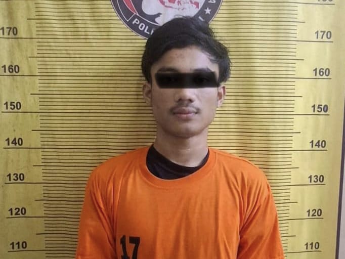 Pria berinisial MR saat ditahan di Satresnarkoba Polres Binjai.(DITAHAN: Humas Polres Binjai/Sumut Pos)