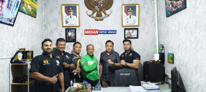 BERSAMA: Ketua Umum KONI Medan Aswindy Fachrizal bersama atlet dan pengurus PBFI Kota Medan. (Dok KONI Kota Medan)