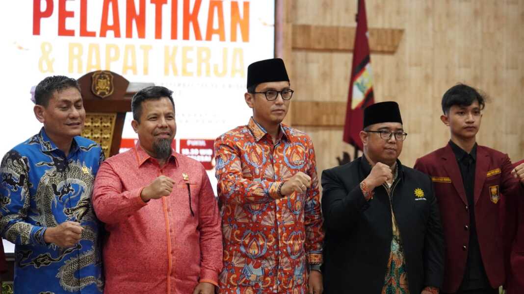 Anggota DPRD Medan dari Fraksi PKS dr Ade Taufiq Sp OG (dua kiri) saat menghadiri pelantikan pengurus IMM Kota Medan di Gedung PKK Kota Medan, Jalan Rotan Proyek Kecamatan Medan Petisah Kota Medan, Minggu (29/6/2025).