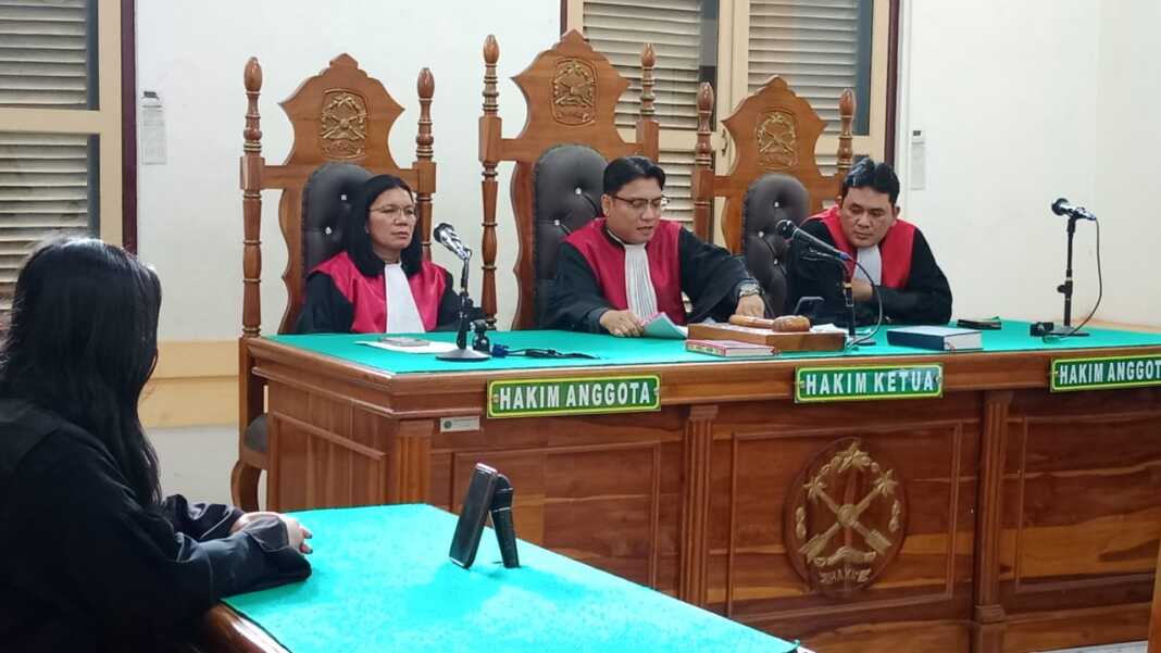 PUTUSAN: Hakim membacakan putusan terhadap kedua terdakwa kurir sabu dan ekstasi, secara virtual di PN Medan, Selasa (10/6). FOTO: AGUSMAN/SUMUT POS