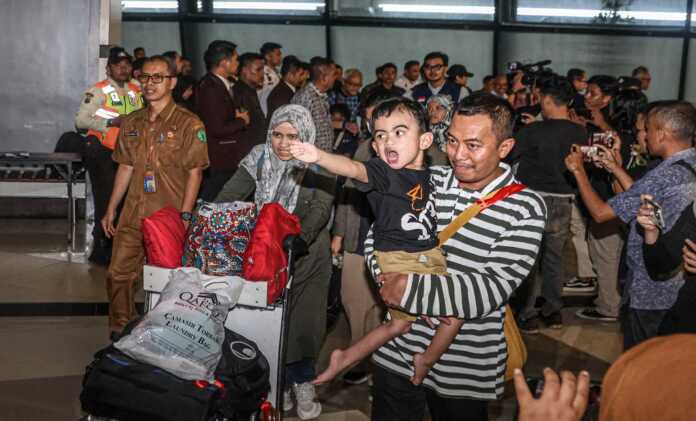PULANG KE TANAH AIR: Sejumlah Warga Negara Indonesia (WNI) didampibgi pihak Kementrian Luar Negeri keluar dari Terminal 3, Bandara Soekarno-Hatta, Tangerang, Selasa (24/6). Kementerian Luar Negeri mengevakuasi 11 WNI gelombang pertama dari Iran pada Senin (23/6).