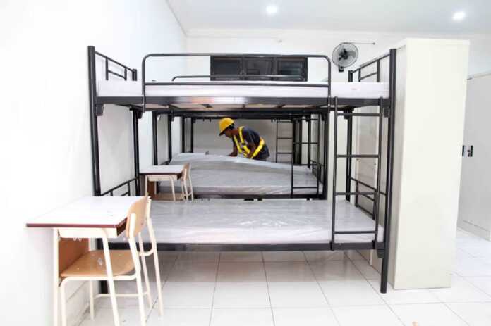 Sekolah Rakyat Siap Sambut Siswa SIAP DIBUKA: Pekerja menyiapkan tempat tidur yang akan digunakan siswa Sekolah Rakyat di Sentra Bahagia, Medan, Sumatera Utara, Jumat (11/7). Persiapan Sekolah Rakyat yang akan dibuka mulai Senin (14/7) pekan depan telah mencapai 96 persen.