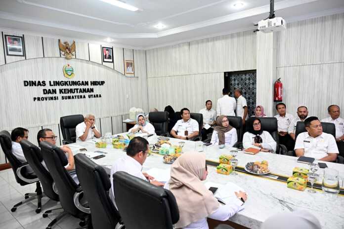 Retribusi Daerah PIMPIN: Wakil Gubernur Sumut Surya, saat memimpin Rapat Evaluasi Pengelolaan Retribusi Daerah Dinas Lingkungan Hidup dan Kehutanan (DLHK) Sumut di Kantor DLHK Sumut, Rabu (9/7).