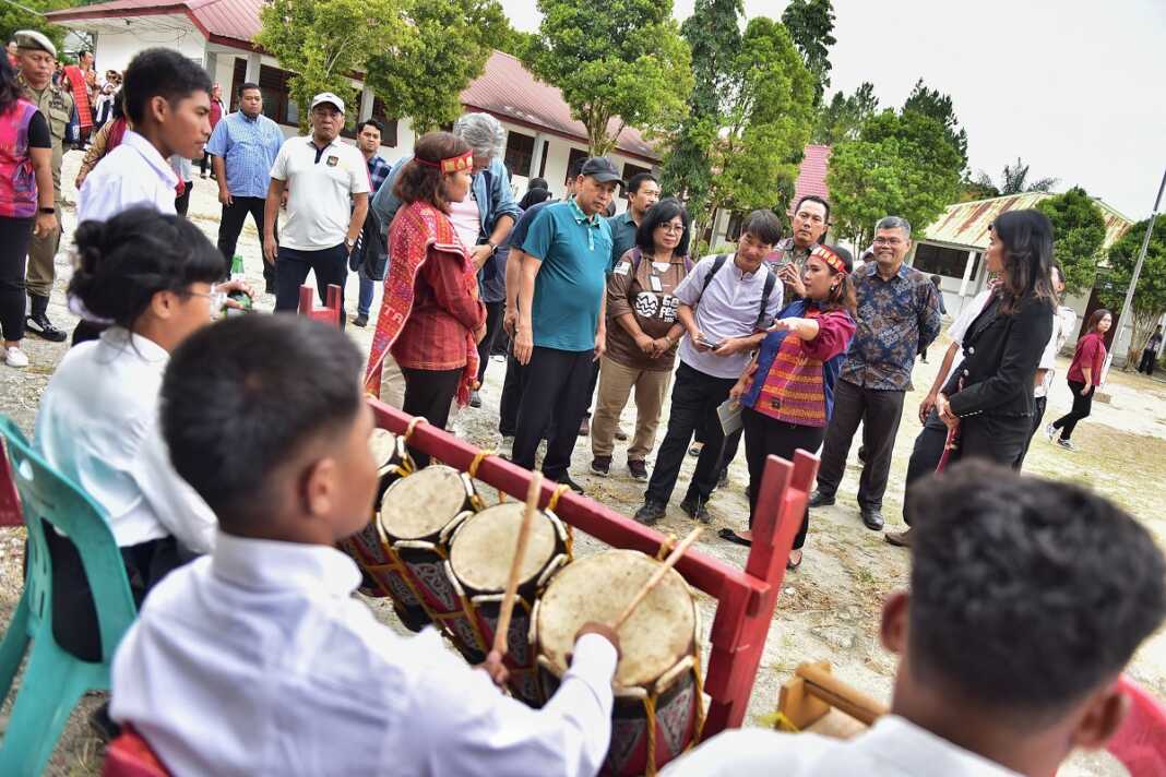 TINJAU: Asesor United Nations Educational, Scientific and Cultural Organization (UNESCO) Soo Jae Lee meninjau sejumlah Geosite di Kawasan Danau Toba guna kesiapan menghadapi revalidasi yang akan dilaksanakan pada 21-25 Juli 2025.