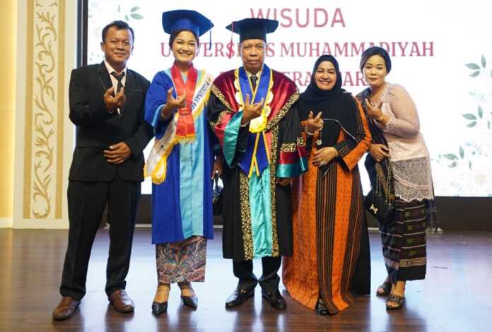 WISUDA: Dari kiri, Sarwedi Sitindaon, Laura Amanda Sari Sitindaon SH, Prof Dr Agussani MAP, istri rektor UMSU dan Endang Lusi Herani Dolok Saribu.
