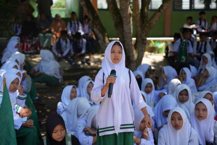 LANTANG: Seorang siswa MTs Al Washliyah saat menyampaikan harapannya agar bisa sekolah dengan damai.