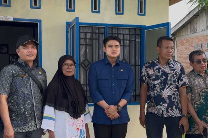 BERSAMA: Wakil Ketua DPRD Sumut Ricky Anthony (tengah) diabadikan bersama, usai melihat realisasi Program Rumah Layak Huni yang bersumber dari APBD Sumut TA 2024.(Istimewa)
