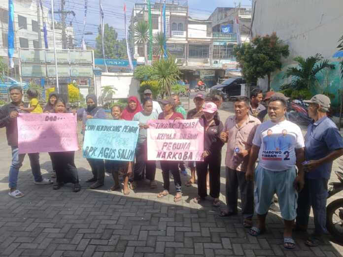 UNJUK RASA: Warga Desa Helvetia saat berunjuk rasa tentang oknum kadus yang diduga terindikasi narkoba.(ist)