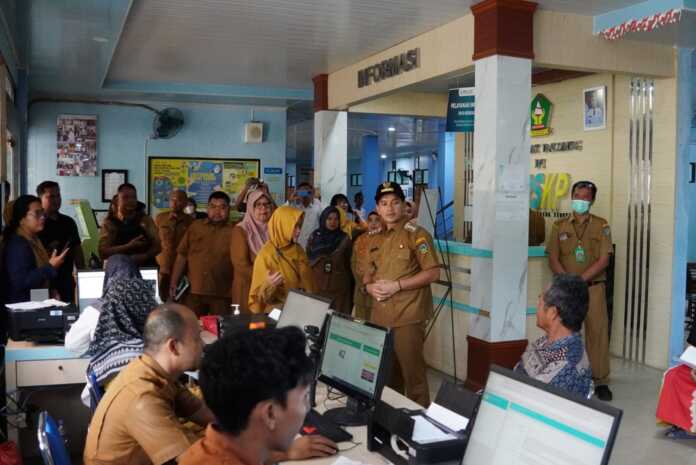SIDAK : Wali Kota Tebingtinggi Iman Irdian Saragih melakukan sidak di RSUD dr Kumpulan Pane Kota Tebingtinggi di Jalan Kumpulan Pane.(ist)