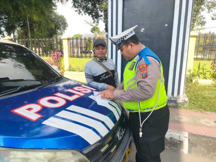 RAZIA : Jajaran Satuan Lalu-lintas Polres Tebingtinggi ketika melaksanakan razia dalam Operasi Patuh Toba di Jalan Sudirman Kota Tebingtinggi, Selasa (15/7).(ist)