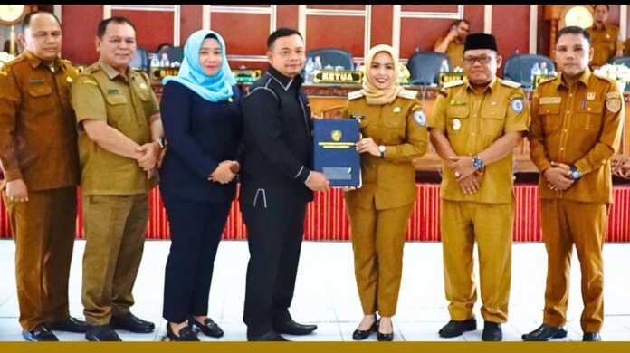 SERAHKAN: Bupati Labuhanbatu teken nota kesepakatan KUPA dan perubahan prioritas dan plafon anggaran sementara APBD Kabupaten Labuhanbatu Tahun Anggaran (TA) 2025.(FAJAR/sumut pos)