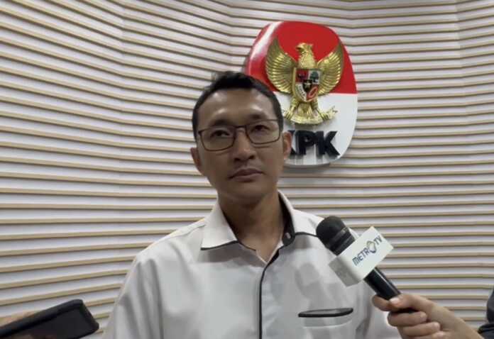 PERIKSA SAKSI: Juru bicara KPK Budi Prasetyo memberi keterangan kepada wartawan. Menurut Budi, penyidik KPK memeriksa Kadis PUPR Padangsidimpuan dan sejumlah pejabat BBPJN Sumut sebagai saksi, Selasa (15/7).