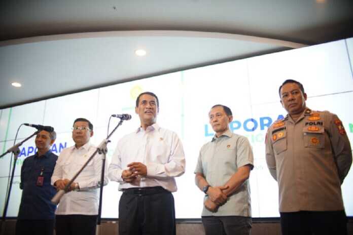 BERAS OPLOSAN: Menteri Pertanian (Mentan) Andi Amran Sulaiman memberi keterangan kepada wartawan terkait temuan beras oplosan di Kantor Kementerian Pertanian, Selasa (15/7). Amran menegaskan, produsen beras yang terduga melakukan pengoplosan beras telah disampaikan aparat penegak hukum. (istimewa)