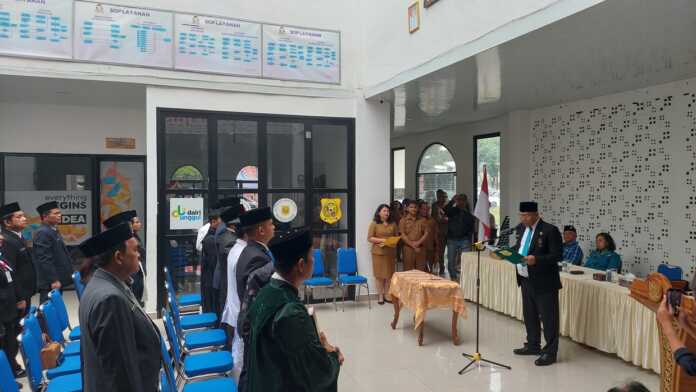 Rudy Sitanggang/Sumut Pos LANTIK: Bupati Dairi Vickner Sinaga, saat melantik 28 pejabat administrator dan pengawas di Gedung PLUT Taman Rekreasi Sidikalang, Selasa (15/7).