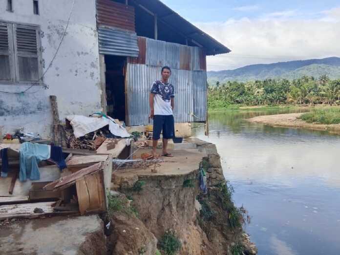 15 Rumah Warga Desa Hutalombang Rawan Terjatuh Ke Sungai Batang Angkola RAWAN AMBRUK: Sebanuak 15 rumah warga di Desa Hutalombang, Kecamatan Padangsidimpuan Tenggara, Kota Padangsidimpuan, yang berada di pinggiran Sungai Batang Angkola rawan ambruk