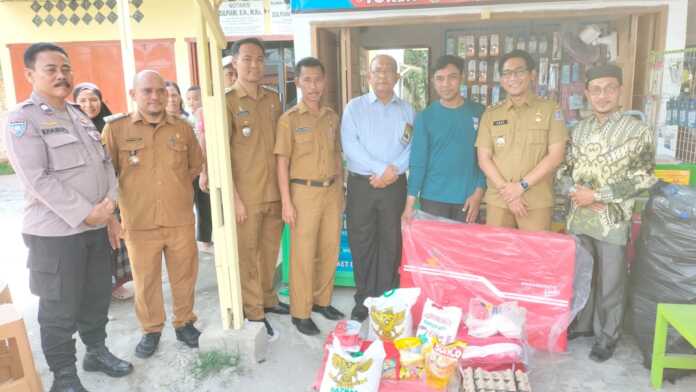 BERSAMA: Wakil Wali Kota Binjai Hasanul Jihadi (dua kanan) diabadikan bersama saat menyerahkan bantuan kepada korban kebakaran di Binjai Selatan.(Istimewa/Sumut Pos)