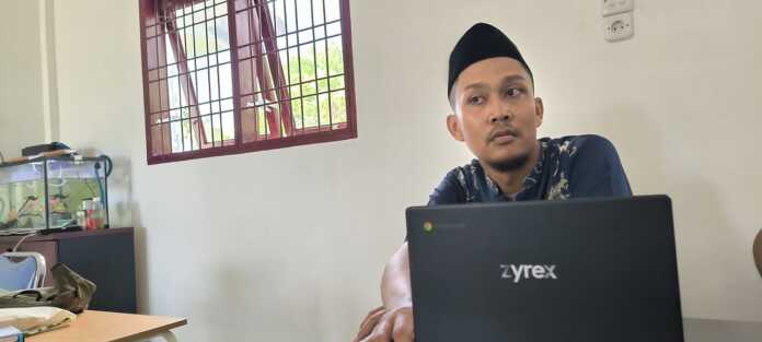 TUNJUKKAN: Pradana, staf di SMP Negeri 15 Islam Terpadu Binjai, saat menunjukkan laptop Chromebook.(Teddy Akbari/Sumut Pos0