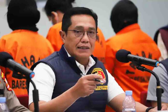 KONFERENSI PERS: Dirtipidum Bareskrim Polri Brigjen Pol. Djuhandhani Rahardjo Puro memaparkan penggerebekan markas server judi online dan menangkap 22 tersangka.