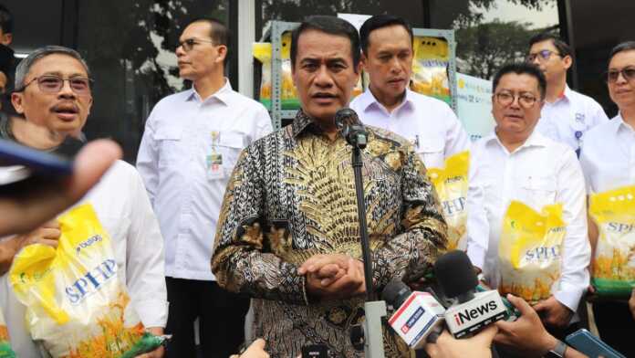 TEMU PERS: Menteri Pertanian Amran Sulaiman menjawab wartawan saat peluncuran gerakan pangan murah di Kantor Pos Fatmawati, Jakarta, Jumat (18/7). (istimewa/sumutpos)