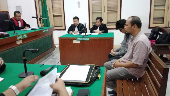 SIDANG: Dua terdakwa kasus korupsi pemberian kredit macet di Bank Sumut Seirampah, saat menjalani sidang tuntutan di Pengadilan Tipikor Medan, Jumat (18/7).(Istimewa/Sumut Pos)