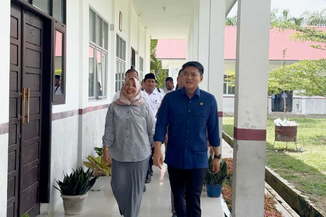 TINJAU: Wakil Ketua DPRD Sumut Ricky Anthony (kanan) saat meninjau proses pembangunan SMA Negeri 1 Batangserangan, baru-baru ini.(Istimewa)