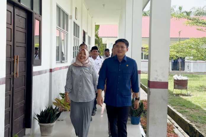 TINJAU: Wakil Ketua DPRD Sumut Ricky Anthony (kanan) saat meninjau proses pembangunan SMA Negeri 1 Batangserangan, baru-baru ini.(Istimewa)