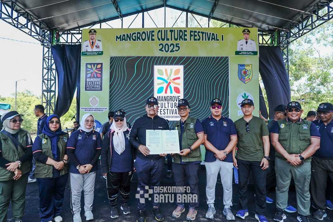 ACARA: Bupati Batubara H Baharuddin Siagian SH MSi dan Wakil Bupati Batubara Syafrizal SE MAP saat menghadiri Mangrove Culture Festival pertama berkolaborasi dengan Yayasan Konservasi Pesisir Indonesia (Yakopi) di kawasan Pantai Sejarah, Sabtu (19/7). (Liberti H Haloho/SUMUT POS)