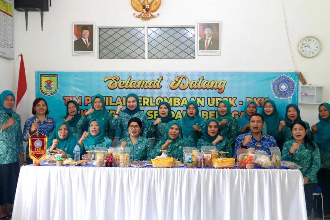 DAMPINGI: Ketua TP PKK Kabupaten Sergai Ny Hj Rosmaida Darma Wijaya turut mendampingi Camat Teluk Mengkudu, Rizki Abdullah Nasution SSTP MSP, Ketua TP PKK kecamatan sergai serta jajaran.(FadLI/SUMUT POS)