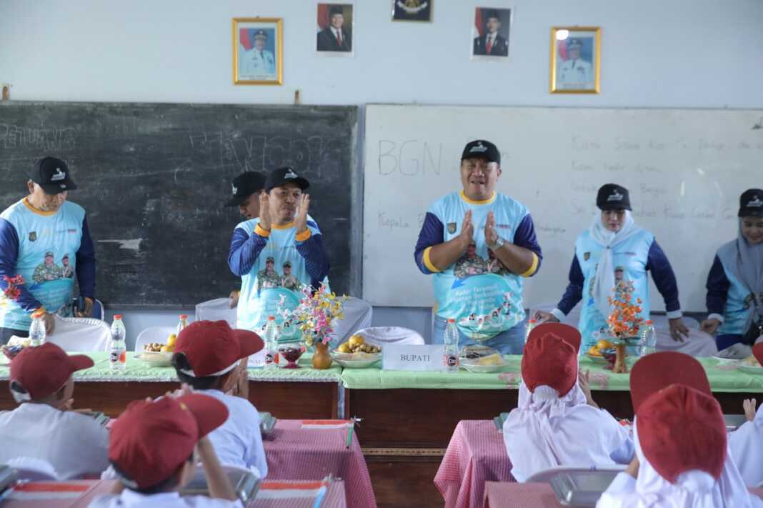PENUTUPAN: Bupati Asahan H Taufik Zainal Abidin SSos MSi saat penutupan Jambore Posyandu ke-12 Tahun 2025 di Lapangan PTPN IV Kebun Sei Dadap, Sabtu (19/7).