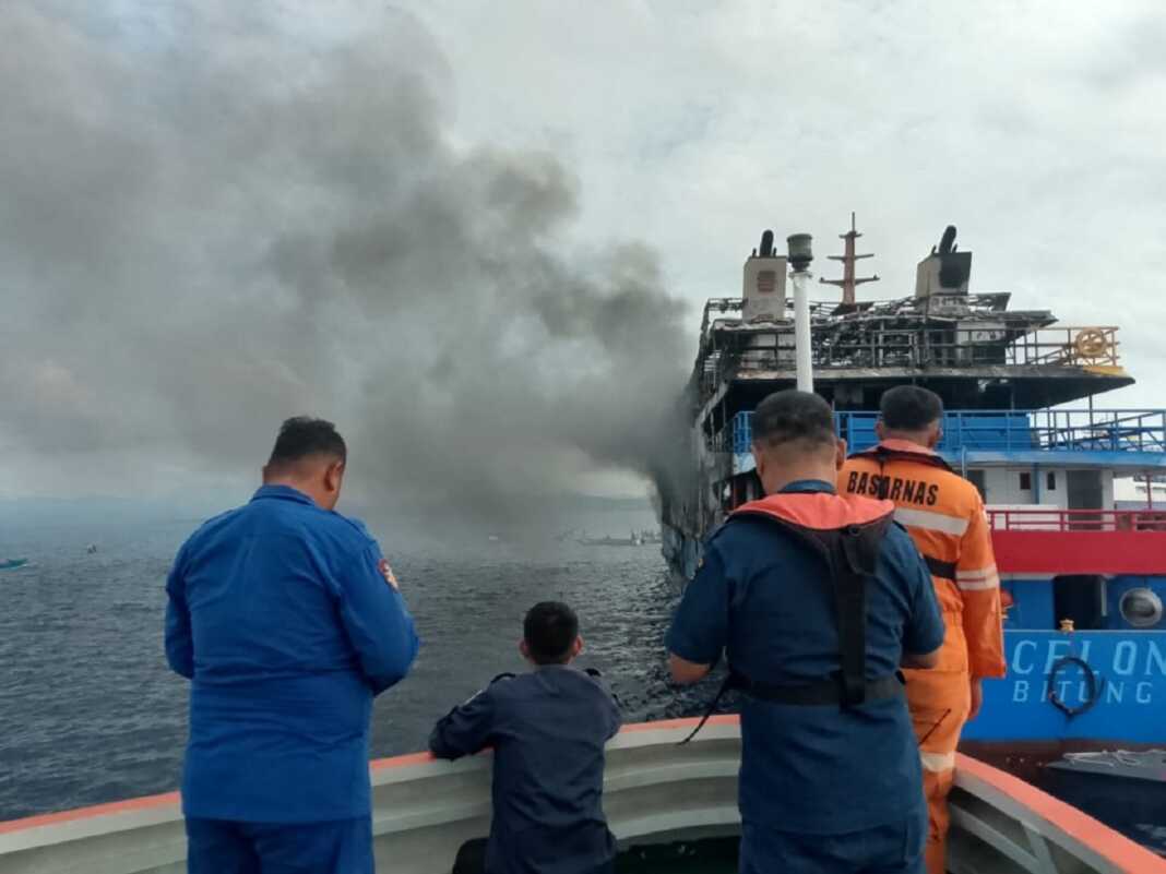 TERBAKAR: Kapal Motor (KM) Barcelona VA mengangkut 280 penumpang dengan rute pelayaran dari Talaud menuju Manado terbakar di tengah laut Minggu (20/7) siang. Dari 280 penumpang, empat penumpang diantaranya dinyatakan meninggal dunia. Dugaan sementara, api berasal dari kamar penumpang di dek atas.