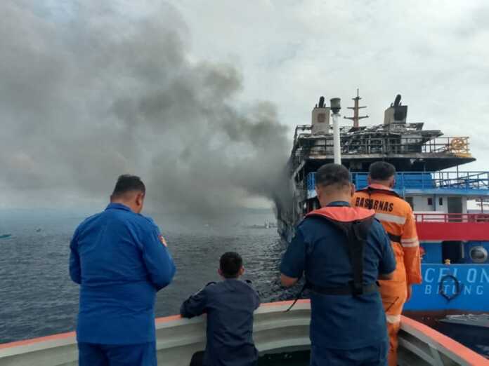 TERBAKAR: Kapal Motor (KM) Barcelona VA mengangkut 280 penumpang dengan rute pelayaran dari Talaud menuju Manado terbakar di tengah laut Minggu (20/7) siang. Dari 280 penumpang, empat penumpang diantaranya dinyatakan meninggal dunia. Dugaan sementara, api berasal dari kamar penumpang di dek atas.