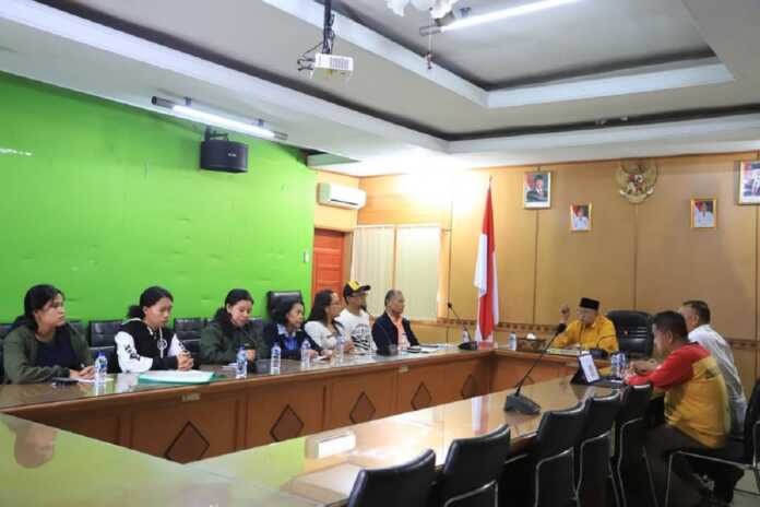 TERIMA AUDENSI: Bupati Dairi Vickner Sinaga, didampingi Ka Perindagkop UMKM, Iwan Taruna Berutu, audensi Panitia Perayaan Hari Koperasi ke-78, Jumat (18/7).(Istimewa)