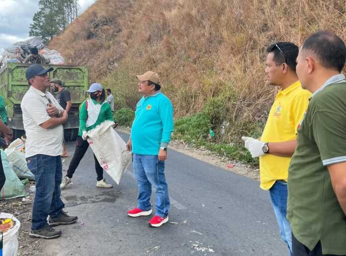 GOTONG ROYONG: Wakil Bupati Dairi Wahyu Daniel Sagala (kiri) didampingi Sekda Surung Charles Lamhot Bantjin, bersama masyarakat saat melakukan gotong royong di kawasan Danau Toba, Silalahi, jelang Revalidasi UNESCO.(Istimewa/Sumut Pos)
