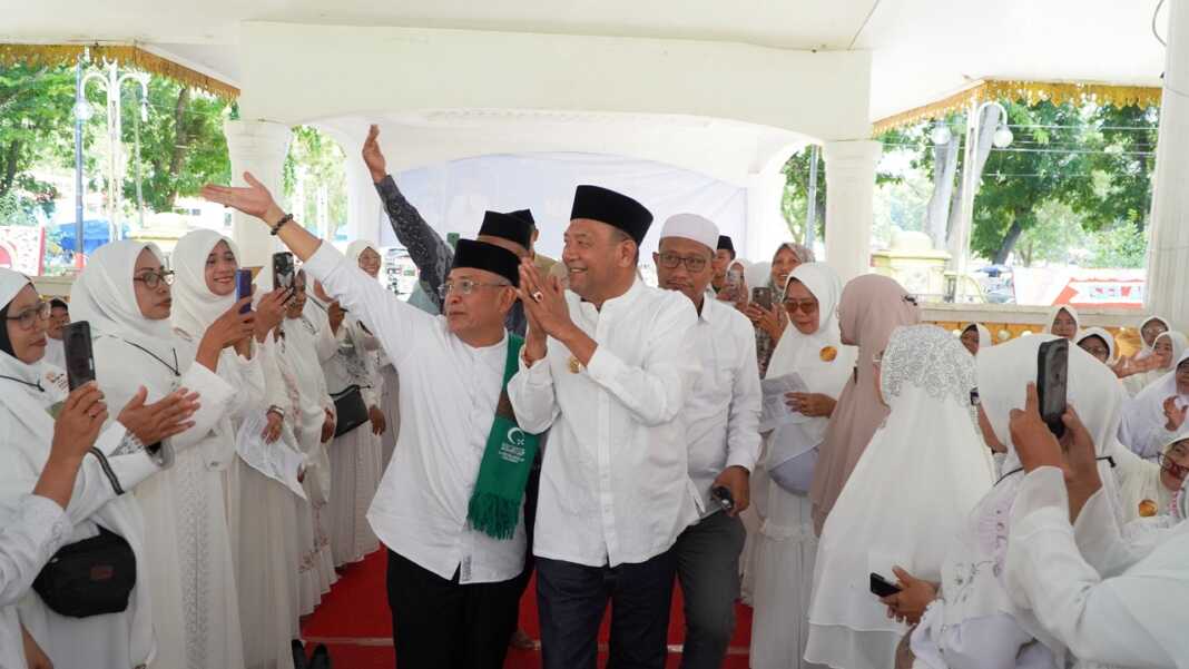 MASUK: Bupati Langkat Syah Afandin, saat memasuki tempat kegiatan zikir akbar di Alun-alun Tengku Amir Hamzah, Stabat.(Dokumen Diskominfo Langkat)