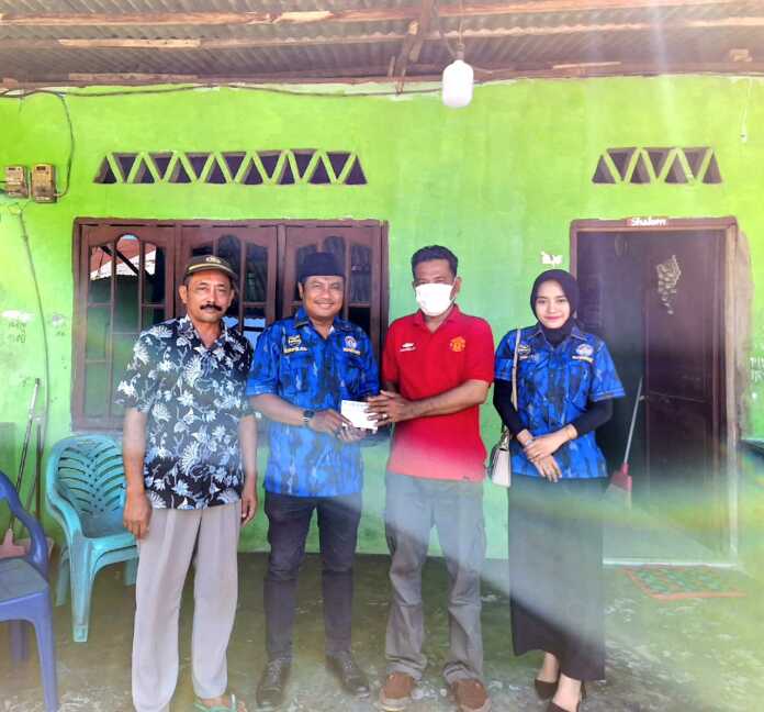 DATANGI: Tim Ricky Anthony saat mendatangi kediaman korban meninggal dunia akibat tertimpa pohon trembesi patah.