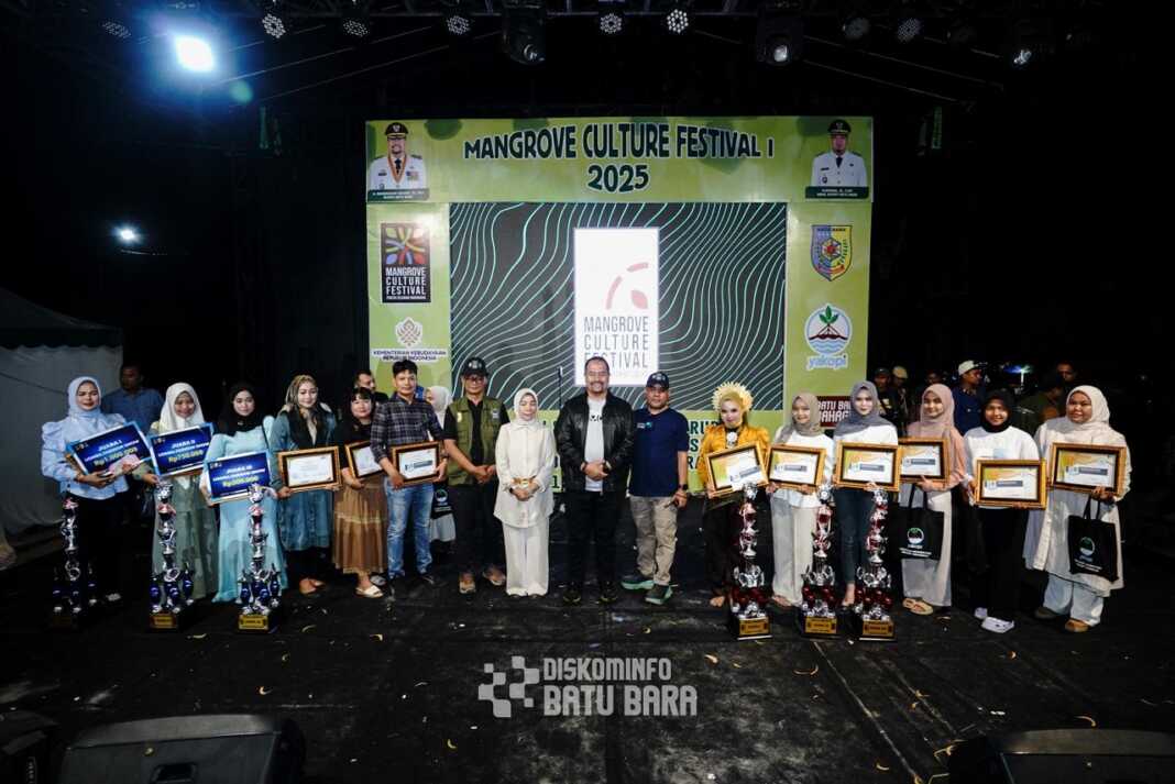 PEMBERIAN HADIAH: Bupati Batubara H Baharuddin Siagian SH MSi saat pemberian hadiah dalam perlombaan tari zapin dan fashion show siswa-siswi sekolah dan masyarakat Batubara, di Pantai Sejarah, Kecamatan Limapuluh Pesisir, Minggu (20/7).(Liberti H Haloho/SUMUT POS)