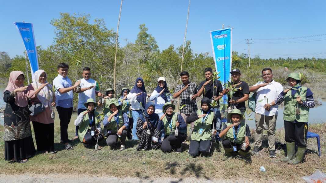 TANAM MANGROVE: PT Pelindo Regional 1 melaksanakan aksi penanaman mangrove di wilayah pesisir Kabupaten Batubara, Senin (21/7).
