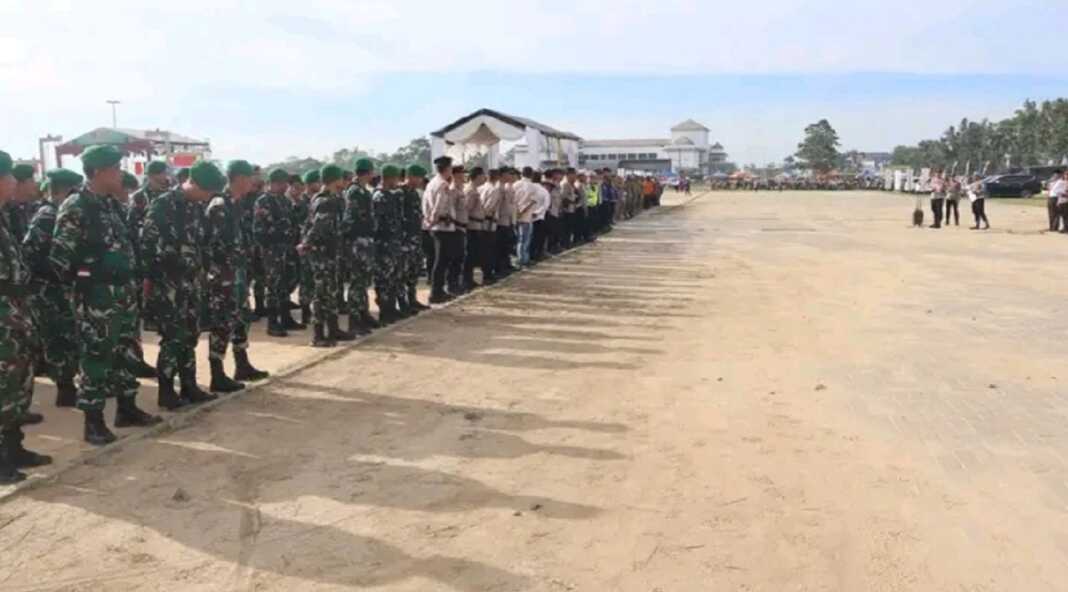 KERAHKAN: Sebanyak 300 personel gabungkan diturunkan dalam pengamanan HUT ke-17 Pemkab Labura, Senin (21/7).