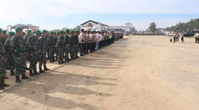 KERAHKAN: Sebanyak 300 personel gabungkan diturunkan dalam pengamanan HUT ke-17 Pemkab Labura, Senin (21/7).