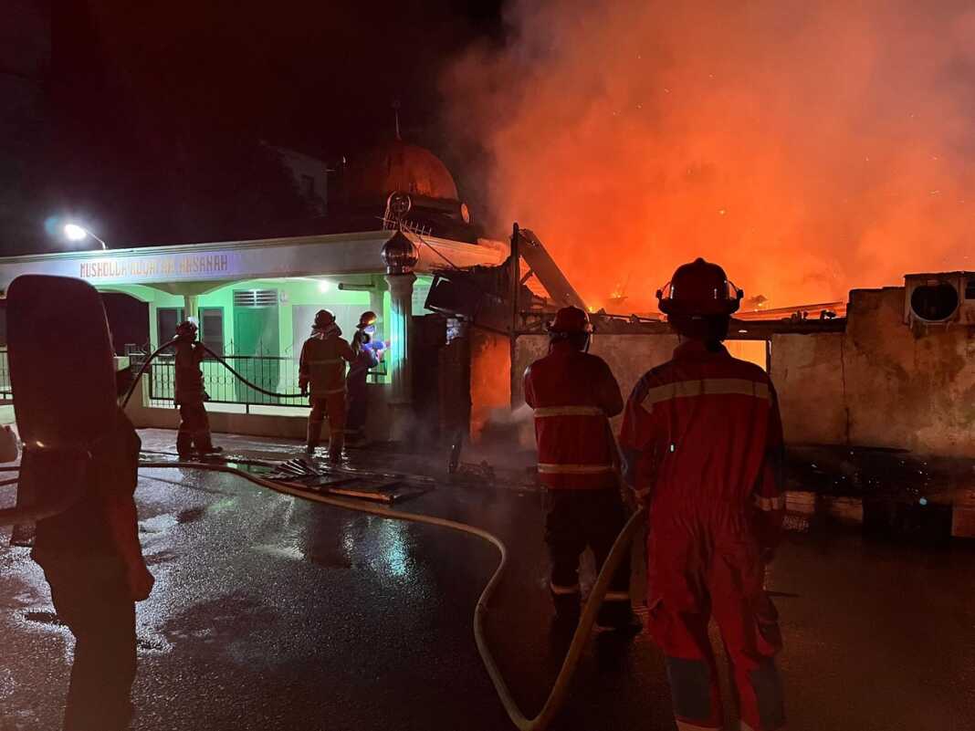 PADAMKAN API: Petugas Damkar memadamkan api yang membakar rumah petak semi permanen di Jalan Kartini Kota Tebingtinggi, Senin (21/7).