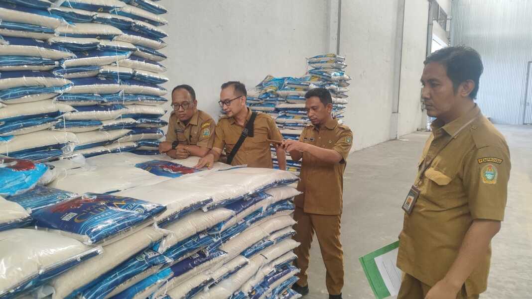 SIDAK: Tim dari Dinas Perindustrian, Perdagangan, Energi dan Sumber Daya Mineral Sumut melakukan inspeksi mendadak ke kilang padi di kawasan Kabupaten Deliserdang, Senin (21/7).