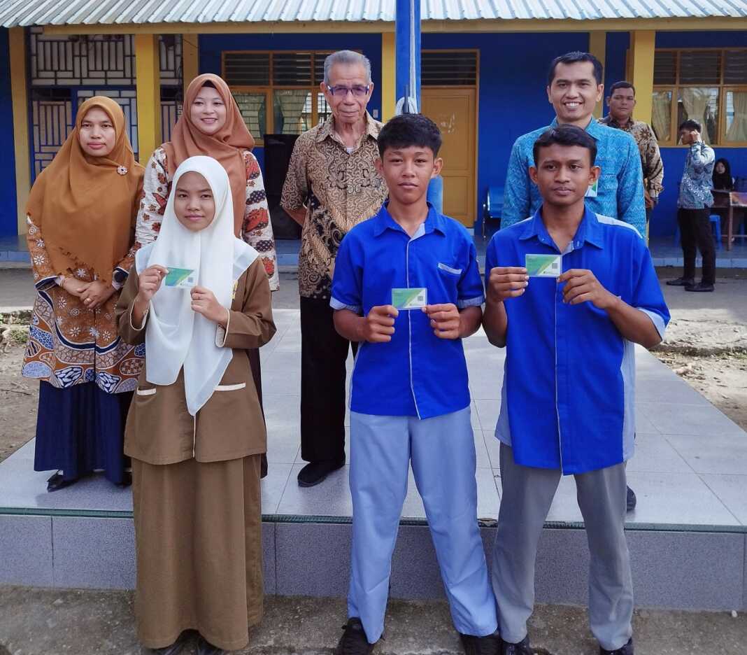 KARTU PESERTA: Seorang siswa saat memegang Kartu BPJS Ketenagakerjaan, yang merupakan bentuk perlindungan selama praktik kerja lapangan.