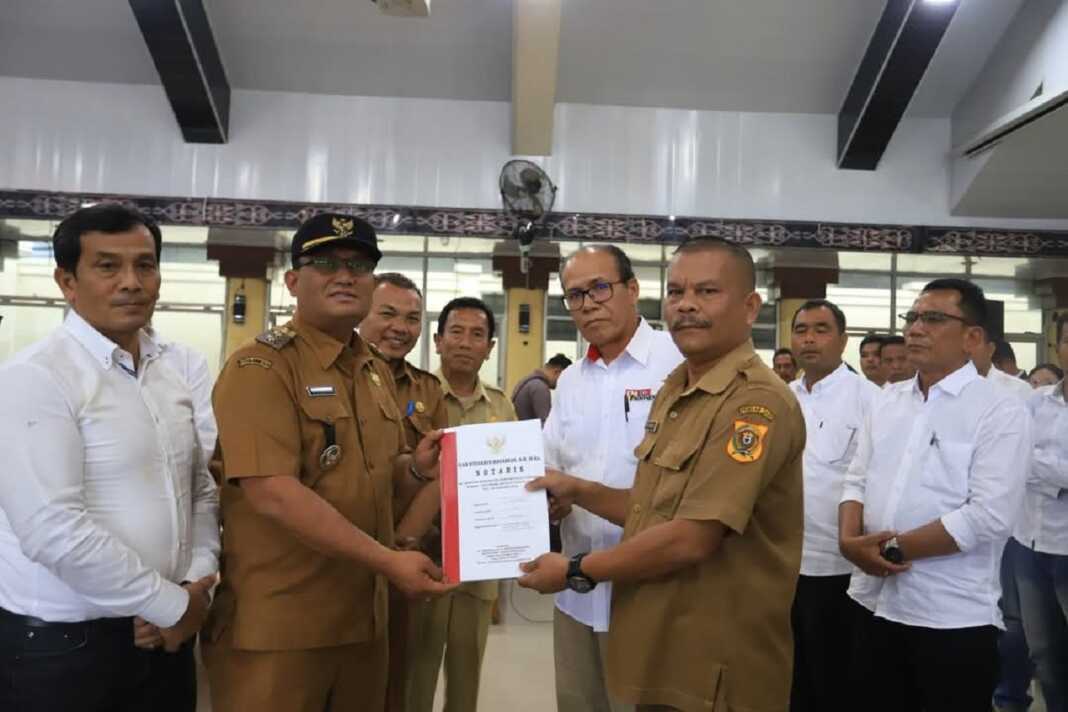 SERAHKAN SK: Wakil Bupati Dairi Wahyu Daniel Sagala (dua kiri) secara simbolis menyerahkan Akta Pendirian Koperasi Merah Putih kepada Lurah Panji Dabutar, Kecamatan Sitinjo, Haposan Bancin di Gedung Balai Budaya Sidikalang, Senin (21/7).(Istimewa)